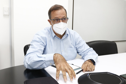 Es ingeniero especializado en Ingeniería Marina en campos petroleros. Desde septiembre de 2020 es el director general de Veolia Ecuador, empresa francesa que opera el consorcio Interagua