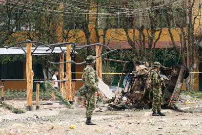 Saravena. Militares colombianos vigilan el lugar donde explotó un coche bomba el pasado 20 de enero.