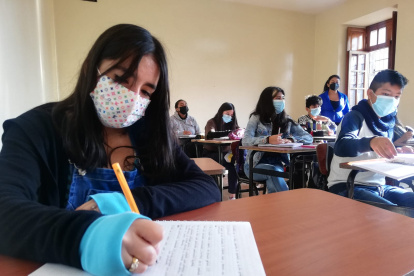 Retorno. Estudiantes vuelven a las aulas en Quito. Al  colegio Mejía acudieron desde temprano.