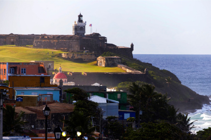 se aprecia una parte del barrio La Perla y al fondo el castillo de San Felipe del Morro, conocido simplemente como El Morro, en el Viejo San Juan, el 21 de enero de 2022 en el distrito histórico de San Juan (Puerto Rico). Los imponentes castillos y las calles de estilo colonial atestiguan la importancia estratégica y la herencia española de la ciudad de San Juan, que celebra el quinto centenario de su fundación con la visita mañana del rey de España, Felipe VI. EFE/Thais Llorca