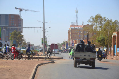 Policías patrullas las calles de Ouagadougou, Burkina Faso, tras el intento de golpe de estado.