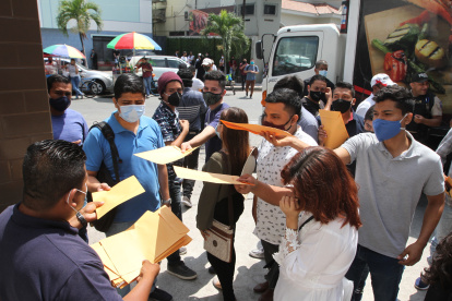 JÓVENES ACUDEN A SUPERMERCADO DE CARNES PARA ENTREGAR SUS HOJAS DE VIDA | LA CRISIS DEL EMPLEO EN GUAYAQUIL SE AGRAVÓ POR CAUSA DE LA PANDEMIA |
EN EL SUPERMERCADO DE CARNE LA ESPAÑOLA MUCHAS PERSONAS SE ACERCARON A ENTREGAR CARPETAS PARA UN PUESTO DE TRABAJO | 22 DE SEPTIEMBRE DEL 2020 GUAYAQUIL-ECUADOR