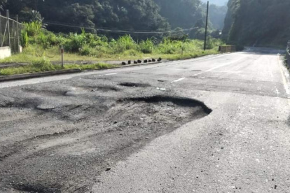 Las denuncias por mal estado de la Vía Alóag - Santo Domingo no cesan.