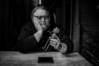 Fotografía cedida por Netflix que muestra al director de cine mexicano Guillermo del Toro sosteniendo una marioneta de Pinocho. Después de un largo tiempo de espera este lunes fue revelado el primer adelanto de lo que será "Pinocchio", la nueva versión en "stop motion" y para Netflix del director mexicano Guillermo del Toro sobre el clásico infantil.