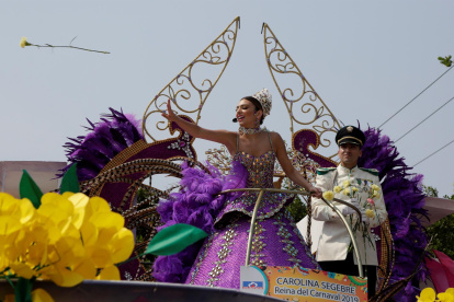Fotografía de archivo, tomada en marzo de 2019, en la que se registró a la reina del carnaval de Barranquilla de ese año, Carolina Segebre, durante la Batalla de Flores, el desfile inaugural de los carnavales más representativos de la costa norte colombiana.