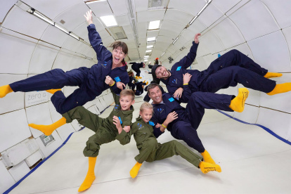 Fotografía cedida este lunes por Zero Gravity Corporation en la que se registró a un grupo de personas mientras disfrutan un momento de gravedad cero a bordo del avión G-Force One, un Boeing 727 modificado para ofrecer a los participantes experimentar la microgravedad a bordo de un vuelo parabólico.