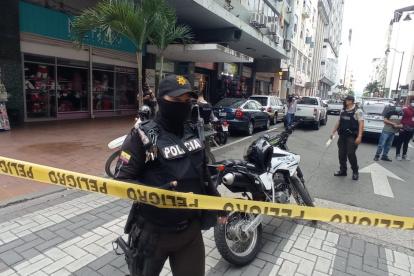 La Policía acordonó el sitio donde fue baleado un hombre al salir de una agencia bancaria, en el centro de Guayaquil.