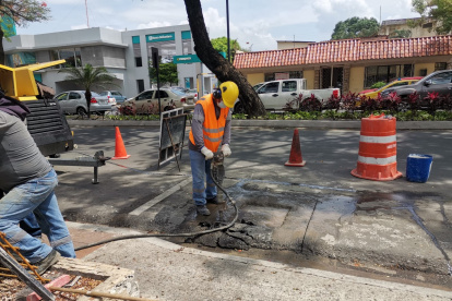 Labor. El Municipio empezó a nivelar las cubiertas de la calle Las Monjas.