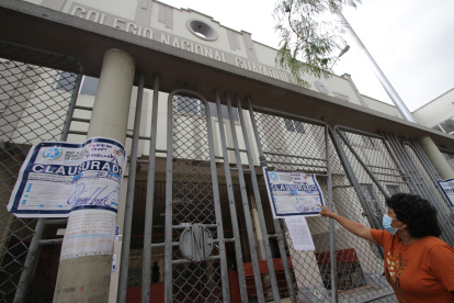 COLEGIO NACIONAL GUAYAQUIL POR TENER CLASES PRESENCIALES FUE CLAUSURADO POR EL MUNUCIPIO PERIODISTA : NELSON TUBAY FECHA : 24/01/2022 Agencia (ag-extra)