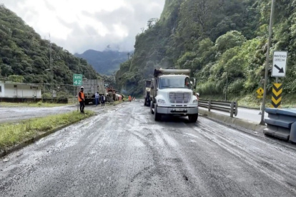 La vía Aloág - Santo Domingo presenta varios problemas como baches, falta de señaléticas y obras que llevan varios años inconclusas.