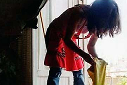 El gremio de las trabajadoras remuneradas del hogar denuncia dos casos de atropello laboral, las obligaron a estar encerradas un año trabajando sin día libre.