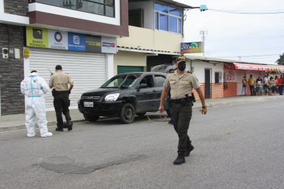 Asesinato. En Santa Elena, un ciudadano murió tras recibir varios disparos justo al llegar a un local en de transacciones bancarias. Él estaba junto a su familia.