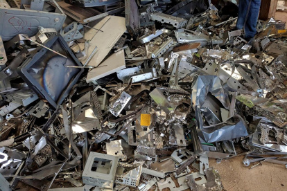 Fotografía de archivo en la que se registró un montón de desperdicios electrónicos.