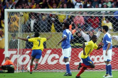 Édison Méndez (d) corre para celebrar el gol ante Brasil rumbo al Mundial de Alemania 2006.