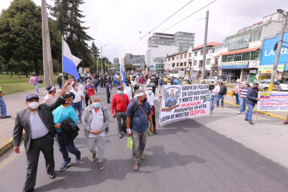 Marcha. Jubilados del Isspol y sus familias marcharon hacia la Fiscalía y la Judicatura para respaldar a Santiago Olmedo.