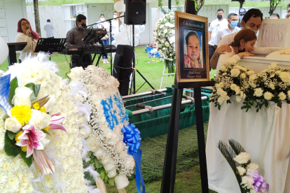 Los padres del menor lloran ante su féretro, minutos antes de la inhumación.