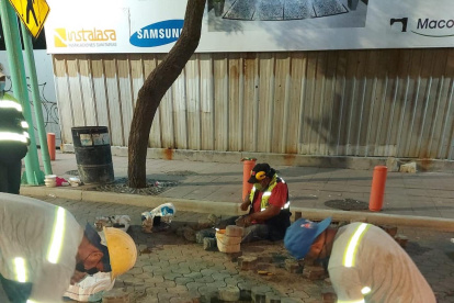 Calle. Trabajadores aprovecharon la noche para arreglar la vía