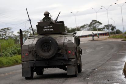 Un vehículo de la Armada Nacional de Colombia presta seguridad hoy en Buenaventura, donde mañana se llevará a cabo la Cumbre Presidencial de la Alianza del Pacífico, en el departamento de Valle del Cauca (Colombia). Los enfrentamientos entre bandas locales que han dejado más de medio millar de desplazados en la ciudad de Buenaventura alertaron este martes a organismos estatales, cuando falta un día para que varios presidentes se reúnan en esta ciudad colombiana del Pacífico en la Cumbre de la Alianza del Pacífico. EFE/Ernesto Guzmán