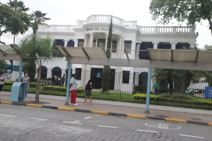 Un paradero de buses tiene el techo roto en Urdesa