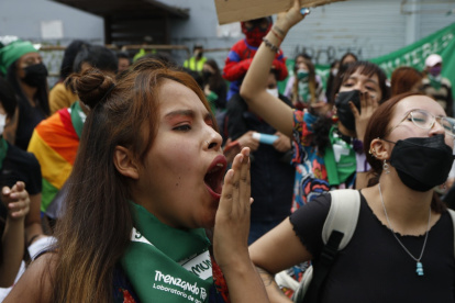 Constancia. Militantes feministas acompañaron la maratónica sesión desde la puerta de la Asamblea. La próxima semana volverán.