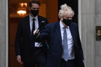 Surgen nuevas pruebas que dificultan aún más el futuro político del primer ministro Boris Johnson, tras un escándalo por una fiesta/ ANDY RAIN