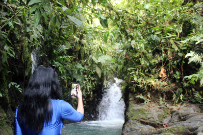 Una turista toma foto a un paisaje de Ecuador.
