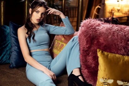 Se confiesa una fanática de la sastrería femenina. Entre sus looks, escoge este terno turquesa, ideal para un evento formal del reinado.