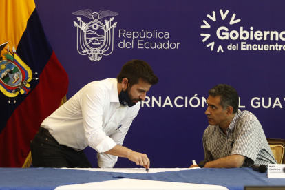 El Gobernador del Guayas, Pablo Arosemena junto al viceministro del Interior, Max Campos luego de la mes de seguridad celebrada ayer en Guayaquil,