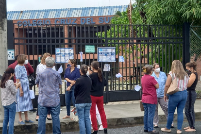 Padres de familia en las afueras del colegio Balandra a espera de que sus hijos accedan a clases presenciales.