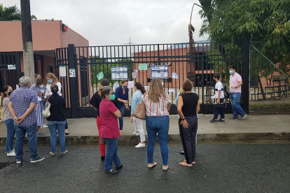 Padres de familia acompañan a sus hijos al ingreso al colegio Balandra Cruz del Sur, que fue clausurado por el Municipio de Guayaquil por dar clases presenciales.