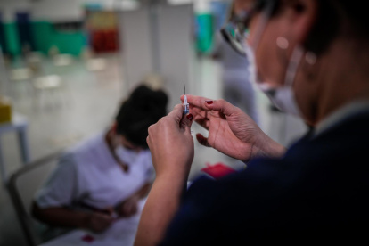 Fotografía de archivo en la que se registró a una enfermera al preparar una dosis de una vacuna contra la covid-19, en Buenos Aires (Argentina).