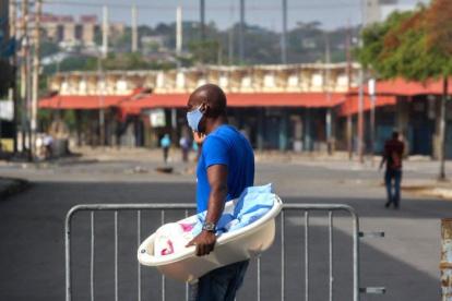 Consecuencia. La pandemia provoco que 135 países se endeudaran más.