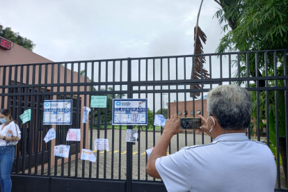Los sellos de clausura del Municipio de Guayaquil en la puerta de ingreso del colegio Balandra.