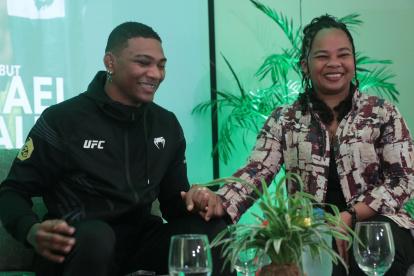 Michael Morales y su madre durante la rueda de prensa.