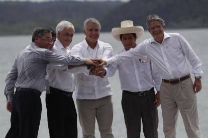 l ministro de Comercio e Industria de Singapur, Gan Kim Yong (i), el secretario de hacienda de México, Rogelio Ramirez (2-i), El presidente de Chile, Sebastián Piñera (3-i), el presidente de Colombia, Iván Duque (3-d), el presidente de Perú, Pedro Castillo (2-d), y el presidente de Ecuador, Guillermo Lasso (d) posan para una fotografía durante la instalación de la XVI Cumbre Alianza del Pacífico.