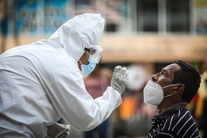 Un hombre con síntomas de covid-19 acude a realizarse una prueba en el balneario de Acapulco estado de Guerrero. México, el 21 de enero de 2022.