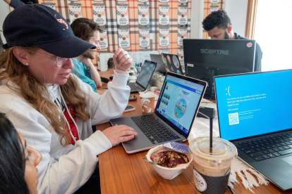 Traci Levine (I), miembro de la comunidad Hack, trabaja en su proyecto durante la Miami Hack Week 2022 en Florida (EE.UU.).