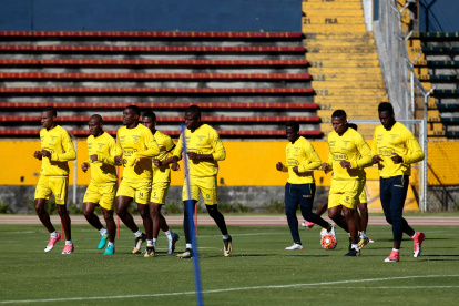 Los jugadores de la selección de fútbol de Ecuador participan en un entrenamiento en el estadio Olímpico Atahualpa, en Quito (Ecuador).