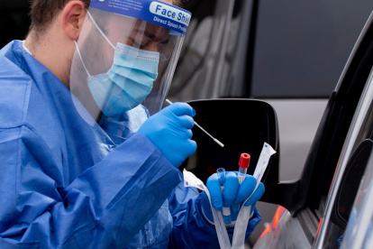 América, la región del mundo con mayor número de fallecidos por covid-19, con cerca de 2,5 millones, sumó además 18.000 nuevos decesos vinculados a la enfermedad, un 37 % más en la misma comparación.