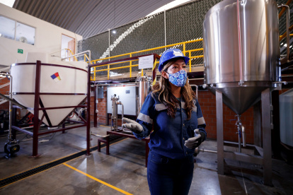 Rubí Guzmán supervisa el mantenimiento de esta innovadora planta de México.
