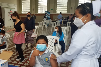 Desde el 18 de octubre pasado, el Ministerio de Salud Pública vacuna contra la COVID-19 a los infantes entre 5 y 11 años de edad.