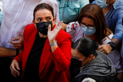 La presidenta electa de Honduras Xiomara Castro (i) saluda a su llegada a la sede del Congreso Nacional , en Tegucigalpa. Gustavo Amador / EFE