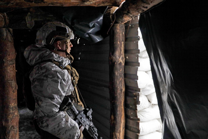 Militares ucranianos se refugian en posiciones en primera línea cerca de la aldea de Avdiivka, no lejos de la ciudad de Donetsk, Ucrania, controlada por militantes prorrusos /TANISLAV KOZLIUK/ EFE