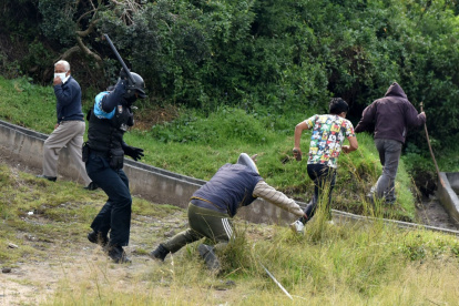 El martes comuneros fueron agredidos por policías y metropolitanos.