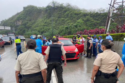 La Policía rodea la escena del doble asesinato, en la zona del túnel San Eduardo.