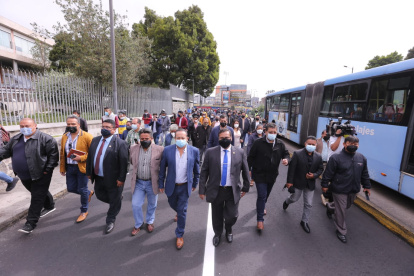 Los conductores profesionales se movilizaron primero a la Asamblea Nacional y luego acudieron a la Prefectura.