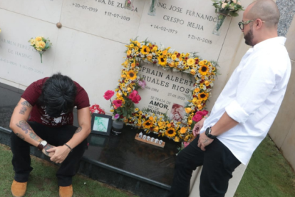 Amigos de Efraín Ruales visitaron su tumba.