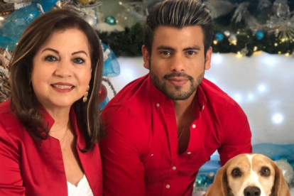 En la foto, Narcisa junto a su hijo Efraín, durante unas celibridades navideñas años atrás.
