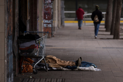 Un hombre sin techo es visto en la calle, en Santiago de Chile, en una fotografía de archivo.