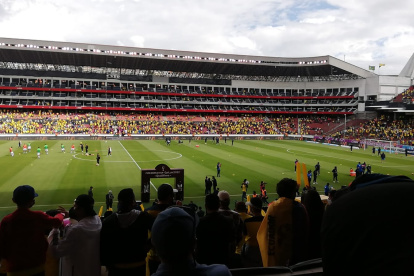 Las dos selecciones salieron al mismo tiempo para realizar el calentamiento en el estadio Rodrigo Paz.